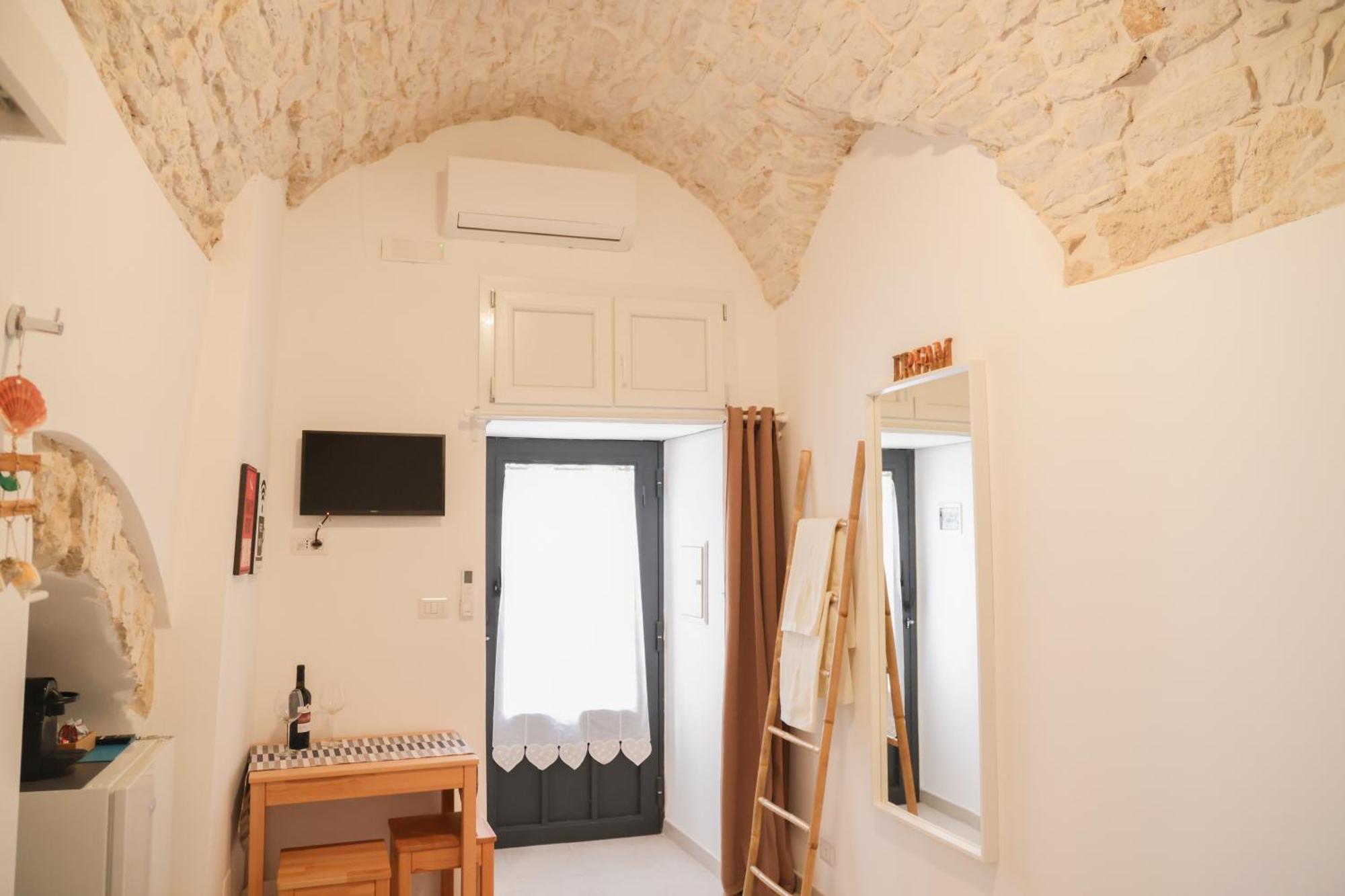 Room 20 - Piccola Camera In Pietra Bianca Giovinazzo Bagian luar foto