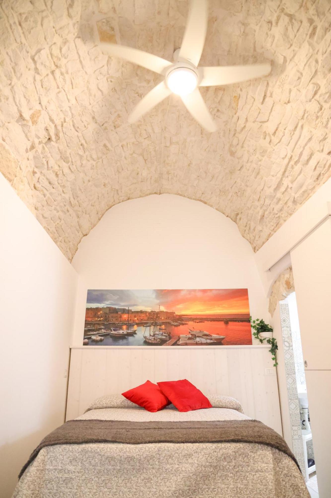 Room 20 - Piccola Camera In Pietra Bianca Giovinazzo Bagian luar foto